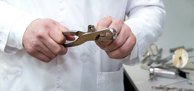 外科医生工具-手术刀 钳子 夹子 手术剪刀-隔离在白色背景图片
