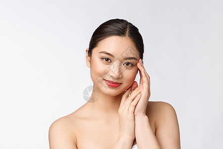 美丽的亚洲女人化妆 女孩手触摸脸颊和微笑 美丽的脸庞与健康隔离在白色背景眼睛头发治疗皮肤身体温泉女士护理女性成人图片