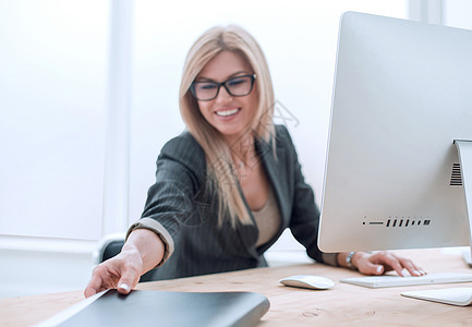 从事办公室文件编制工作的执行女商业女执行官电脑笔记本桌子商务互联网会计技术女性职场协作图片