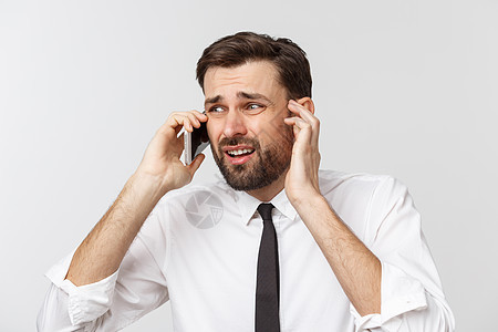 愤怒和严肃的商务人士在电话上用灰色背景交谈工作室衬衫工作经理工人管理人员压力挫折商业技术图片