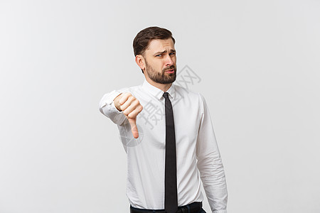 快乐笑笑的年轻商务人士 用拇指低头手势 孤立在白色背景上商务人士手指公司工作室男性员工男人快乐套装图片