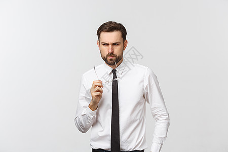 一个英俊的年轻白人千禧年男子 戴眼镜和白色T恤 在灰色工作室背景上被孤立 看着空白副本商业学生人士男性男人情绪潮人下巴胡子自由职图片