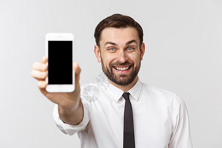 白色背景中显示空白屏幕手机的迷人年轻商务人士电话展示男人人士工作室成人工作商业互联网细胞图片