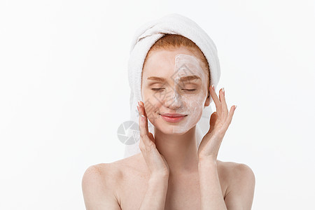 美丽的模特儿 用化妆品奶油在白脸上施药治疗皮肤温泉女士润肤黑发女孩微笑护理成人图片