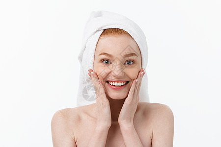 洗完澡后 美丽的年轻女子惊讶地带着毛巾 在白色背景上孤立的头部 皮肤护理和斯帕主题女性面具女士身体温泉微笑成人女孩治疗奶油图片