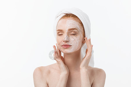 美丽的模特儿 用化妆品奶油在白脸上施药皮肤温泉女士护理成人身体黑发微笑女孩治疗图片