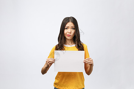 年轻的白人女性在孤立的背景下拿着空白纸 压力很大 羞愧和惊讶的表情震惊 愤怒和沮丧 对错误感到恐惧和不安悲伤合同惊喜焦虑青少年女图片