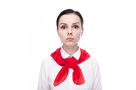 穿着白衬衫的悲伤女人 脖子上戴着一条红色围巾图片