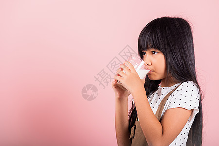 10岁的亚洲小孩笑着拿着牛奶杯喝白牛奶和喝酒的奶水早餐拇指活力维生素生长牛奶童年营养玻璃食物图片