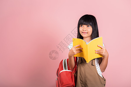10岁的亚洲小孩持有和阅读黄色书本 十岁教育学习学校青少年童年乐趣小说女孩女性图书馆图片