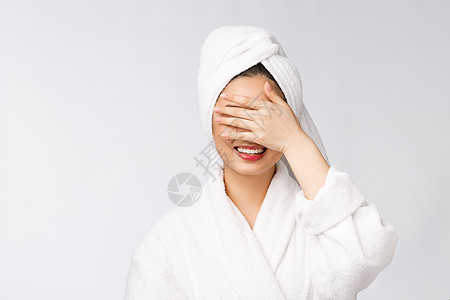 Spa 护肤美容亚洲女性在淋浴后用毛巾擦干头发 接触软皮肤的美丽的多种族女孩奶油胶原脸部化妆品卫生肤色温泉微笑润肤表情图片