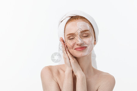 美丽的模特儿 用化妆品奶油在白脸上施药皮肤身体温泉女孩女性护理治疗润肤黑发微笑图片