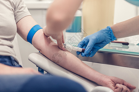 医生从病人的手臂上取血样本 在医院进行医学测试  是的护士诊所药物蓝色棉花手套保健注射器酒精女士图片