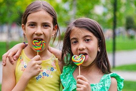 儿童手中的棒棒糖 有选择的重点喜悦场地派对乐趣食物孩子们甜点女孩童年学校图片