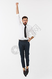 年轻快乐的高加索商务人士在空中跳跃 在白色背景上孤立无援人士行动幸福男人职业工作室运动生意人乐趣胜利图片