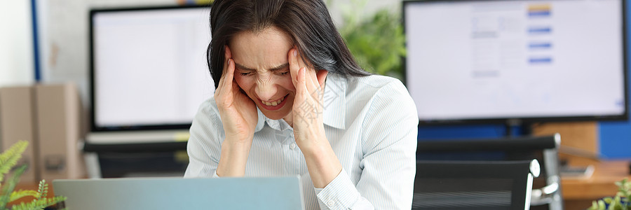 办公室里有一个女人头痛 有个女人头疼疾病工作焦虑疼痛挫折症状悲伤电脑痛苦压力图片