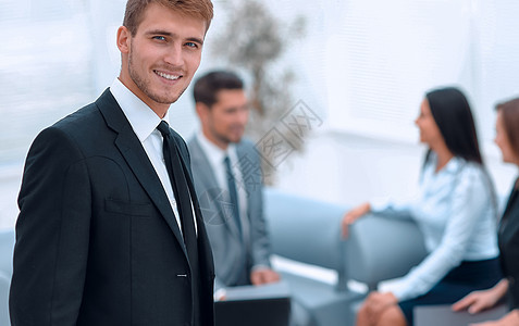 充满自信的商务人士在办公室背景上的肖像老板职业会议商业商务管理人员套装微笑工作合作图片