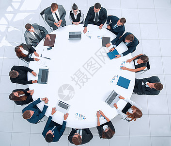 从圆桌会议上公司股东的高层会议来看研讨会注意力同事管理人员讨论企业家商务团体合伙房间图片