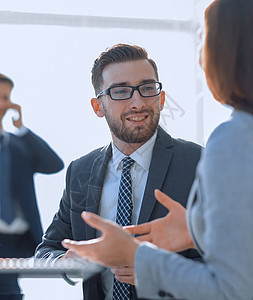 在一次工作面试中与面试者交谈的自信男子顾客桌子企业家讨论协议会议咨询电脑职业招聘图片