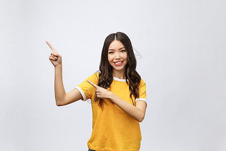 快乐的年轻亚洲女人的肖像 指尖举起手指指针人士微笑学生成人商业展示女孩女士灰色图片
