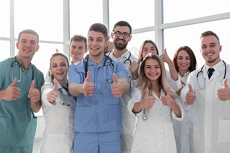 年轻医学专业人士露出拇指的手指头同事临床员工专家男人医院女士职业医疗保险男性背景图片