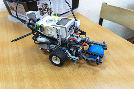 从设计师部件组装的可编程儿童机器人车轮技术实验软件处理器代码电脑教育智力玩具图片