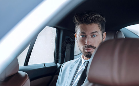 车里的帅哥经理男人司机销售量奢华座位电话胡须窗户头发图片