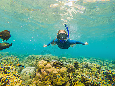 戴着浮潜面具的快乐女人在珊瑚礁海池中与热带鱼一起潜入水下 旅行生活方式 水上运动户外探险 夏季海滩度假游泳课程冒险女性活动潜水珊图片