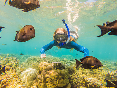 戴着浮潜面具的快乐女人在珊瑚礁海池中与热带鱼一起潜入水下 旅行生活方式 水上运动户外探险 夏季海滩度假游泳课程假期珊瑚活动海洋呼图片