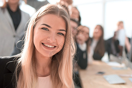 年轻女性在欢乐商业团队的背景中 笑声管理人员同事员工商务男性生意人女士会议电脑男人图片