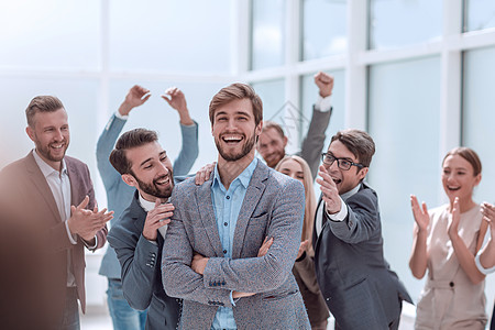 公司员工们欢呼他们的同事 高兴的鼓掌蓝图商业男性老板经理商务成功工作幸福多样性图片