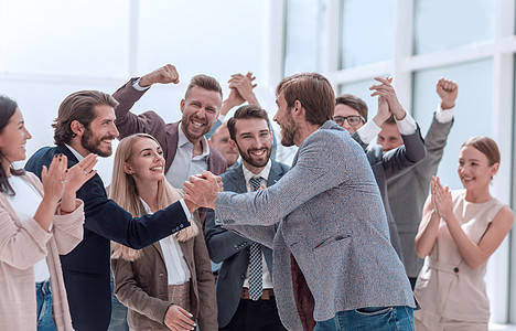 雇员组成的公司集团向同事表示祝贺 并向其同事表示祝贺团队办公室商务多样性男性经理人员人士蓝图快乐图片
