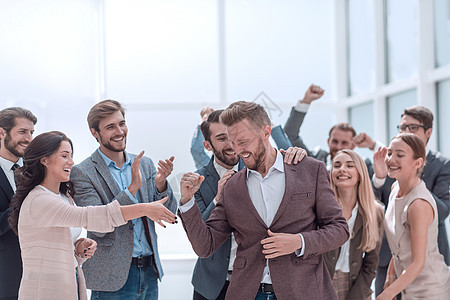 站在他的商业团队面前的快乐企业家男性同事工人合伙多样性推介会办公室会议幸福商务图片