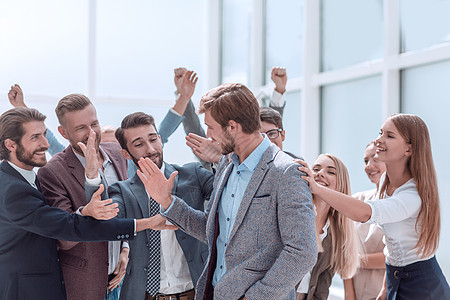 公司员工们欢呼他们的同事 高兴的鼓掌团队多样性蓝图商务领导者职员商业生意幸福办公室图片