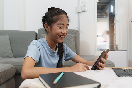 在家上学的亚洲小女孩学生学习在线课程 电子学习在线教育概念学校班级家庭作业粉笔训练桌子房间笔记本课堂瞳孔图片