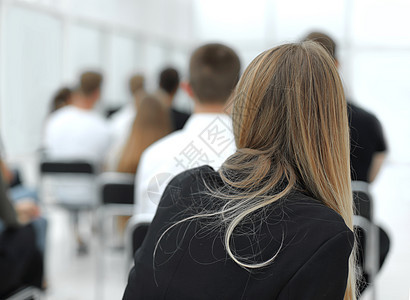 一组不同的年轻人坐在会议室里 在后面的一扇门上教学组织企业家经理参与者中心商务会议训练学习图片