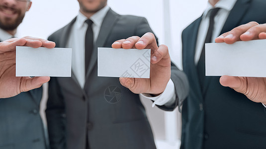 3个商业伙伴出示其名卡表办公室公司男人工人成人信用商务职业会议男性手势高清图片素材