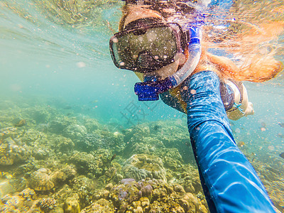 戴着浮潜面具的快乐女人在珊瑚礁海池中与热带鱼一起潜入水下 旅行生活方式 水上运动户外探险 夏季海滩度假游泳课程海洋冒险海底世界女图片