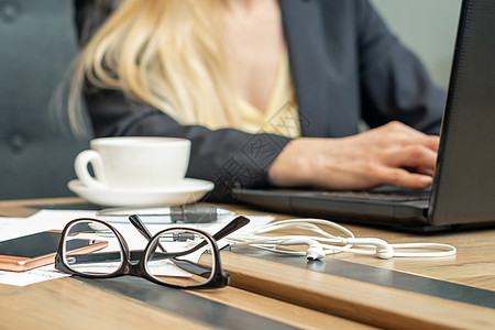 眼镜和咖啡放在办公桌上咖啡店杯子早餐团体人士学习桌子饮料报纸女士图片
