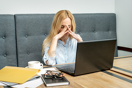 办公室的女商务人士累坏了疾病女性压力杯子秘书头痛工作女士女孩电脑图片