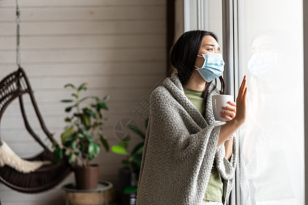 身戴医疗面罩的亚裔女孩 渴望外出 患上19岁胎儿病和在家中进行自我隔离疼痛窗户疾病感染鼻子保健互联网发烧心碎女性图片