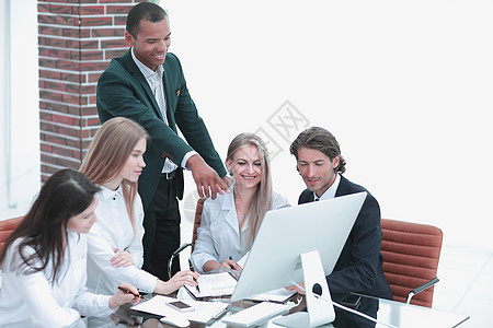 业务团队在现代办公室讨论业务问题成功团体男人技术合作经理工作女性会议桌子图片