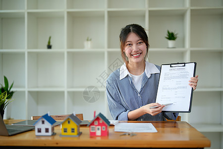 肖像房地产经纪人顾问展示关于工作场所的合同协议图片