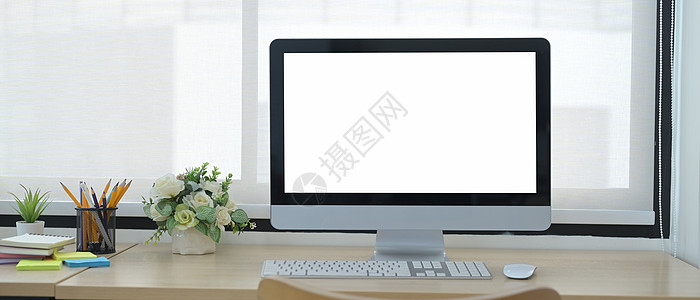 前视计算机Pc 空白屏 花盆和木制桌上的用品图片