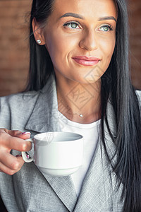 年轻女人的肖像 正在喝咖啡图片