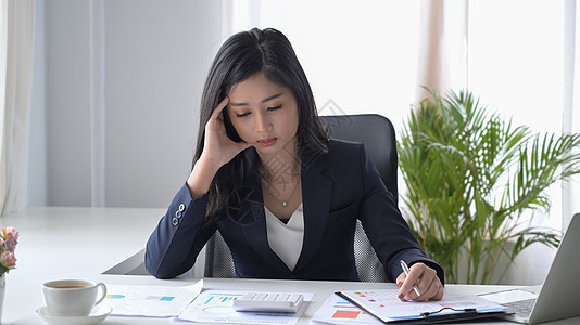 在办公桌检查财务文件时 女性会计受到压力的心理压力图片