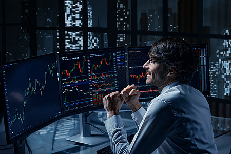 贸易商投资商正在用情绪观看屏幕上的价格变动情况背景