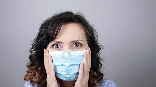 戴面罩防止冠状病毒的妇女听不到 戴着面罩的女子闭上她的耳朵 掌声药品感染流感医院女士疾病照片安全病人眼镜图片