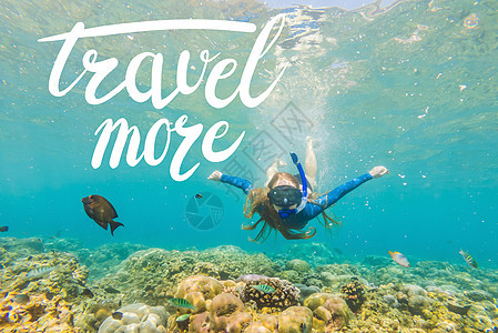 旅行更多概念 戴着浮潜面罩的快乐女人在珊瑚礁海池中与热带鱼一起潜入水下 旅行生活方式 水上运动户外探险 夏季海滩度假游泳课程娱乐图片