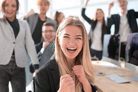 年轻女性在欢乐商业团队的背景中 笑声管理人员职员同事女士办公室合作商务生意人领导者人士图片